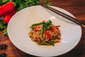 Gebratene Nudeln mit Hähnchen, frischen Bohnen und Paprika